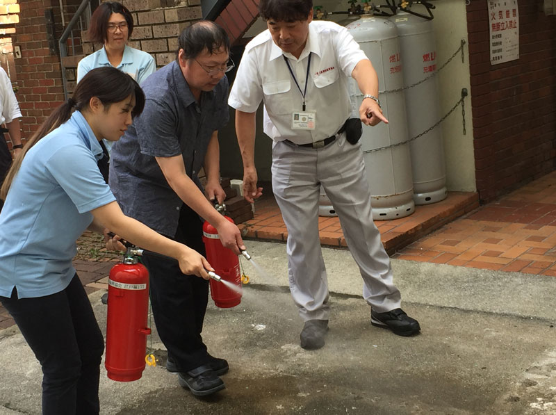 消火器のデモ放水