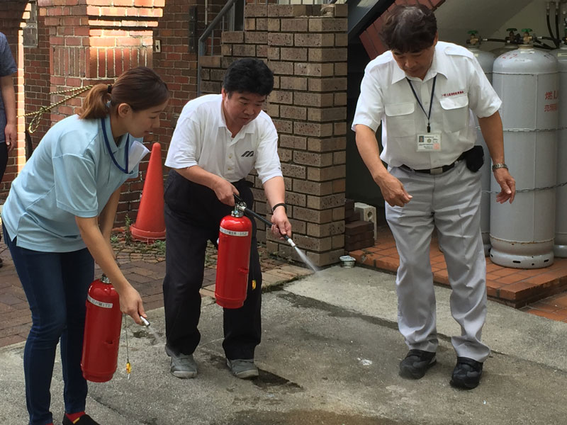 消火器のデモ放水