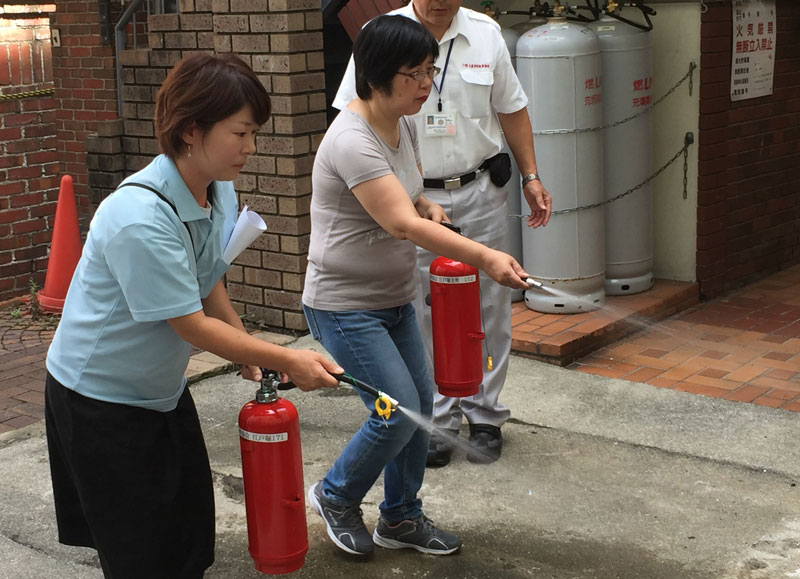 消火器のデモ放水