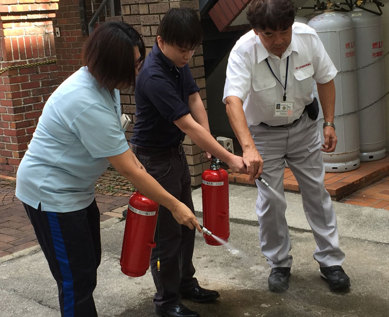 消火器のデモ放水